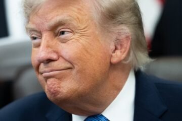 Donald Trump presenta el nuevo pasaporte de EE. UU. en el que aparece su imagen