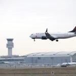 La guerra en Oriente Medio y el alza del combustible reducirán a la mitad las ganancias de las aerolíneas
