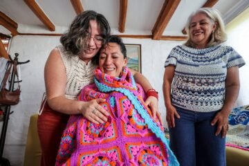 Mujeres en Ecuador tejen cobijas artesanales gratuitas para llevar esperanza a pacientes con enfermedades graves