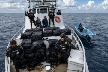 El Salvador intercepta 1,36 toneladas de droga en una lancha; hay dos ecuatorianos detenidos