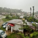 El supertifón Bavi golpea una isla de EE. UU. con vientos cercanos a los 290 km/h