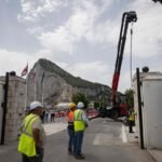 El nuevo “Muro de Berlín” que acaba de caer en España: dos grúas arrancan la polémica estructura de acero que dividía a miles de vecinos