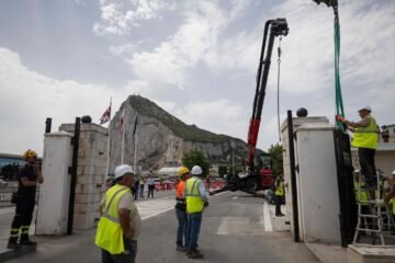 El nuevo “Muro de Berlín” que acaba de caer en España: dos grúas arrancan la polémica estructura de acero que dividía a miles de vecinos