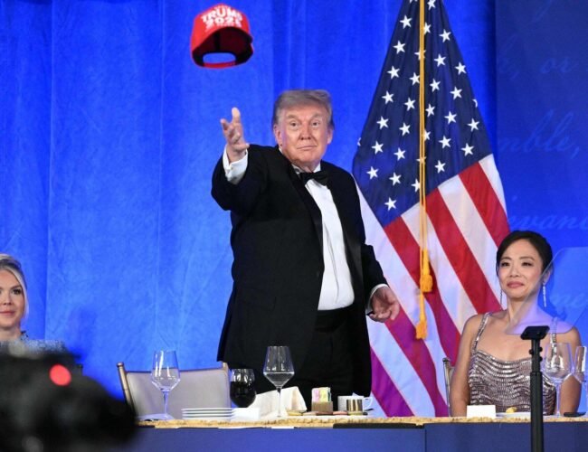 Donald Trump vuelve a la cena de corresponsales tras el atentado y bromea sobre la seguridad