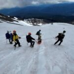 Rangers contra la tormenta en volcán: el dramático rescate a pie de una mujer que cayó al vacío bajo un manto de nubes