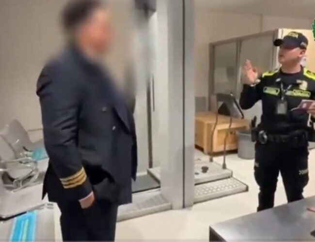 La captura más bizarra del año en El Dorado: el falso piloto atrapado en el control de seguridad con un millonario cargamento adherido al cuerpo