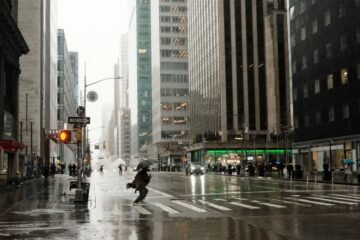 Nueva York se ahoga tras el calor extremo: las inundaciones de 2 pulgadas por hora que colapsan el tráfico de la Gran Manzana este lunes