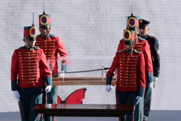 La espada de Bolívar será devuelta por Gustavo Petro