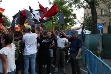 Cientos protestan en Madrid contra migración tras ola de personas que llegaron a Ceuta