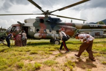 Ejército de Nepal rescata a supervivientes atrapados en un túnel tras la devastadora riada