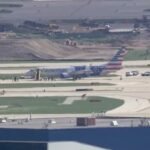 Dos neumáticos de un avión de American Airlines explotan durante el aterrizaje en Chicago