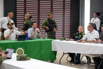 Ejército colombiano despliega más de 180 rescatistas para buscar víctimas entre escombros