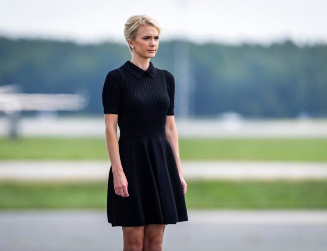 La mujer más poderosa y fiel del entorno de Trump: la asistente que no se despega del presidente ni un solo minuto del día