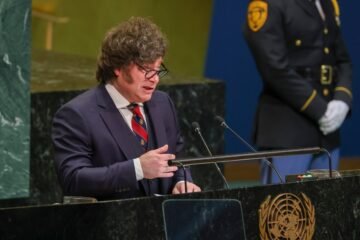 Javier Milei pide negociaciones para una ‘solución pacífica’ sobre las Malvinas/Falklands y amenaza con consecuencias para las empresas