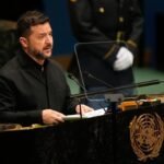 Ucrania atacará las refinerías rusas en respuesta a la «nueva doctrina» de ataques de Moscú que busca que la población abandone Kiev, dice Zelenski