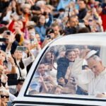 El Papa retoma las audiencias y se vuelve a subir al papamóvil tras su operación
