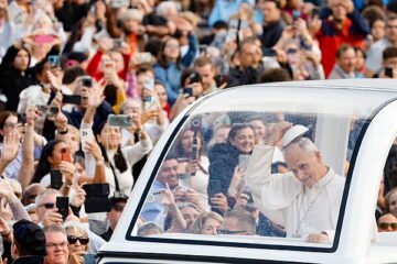 El Papa retoma las audiencias y se vuelve a subir al papamóvil tras su operación